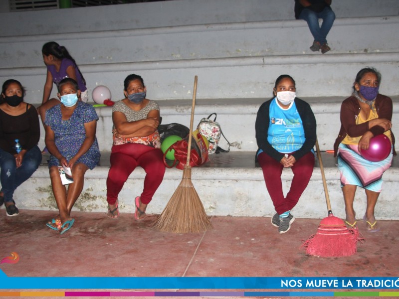 Entregan apoyos a habitantes de Suchitlán