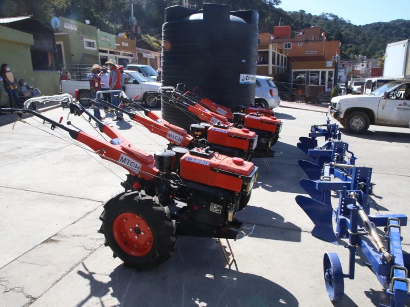 Entregan apoyos a  productores agropecuarios de San Joaquín