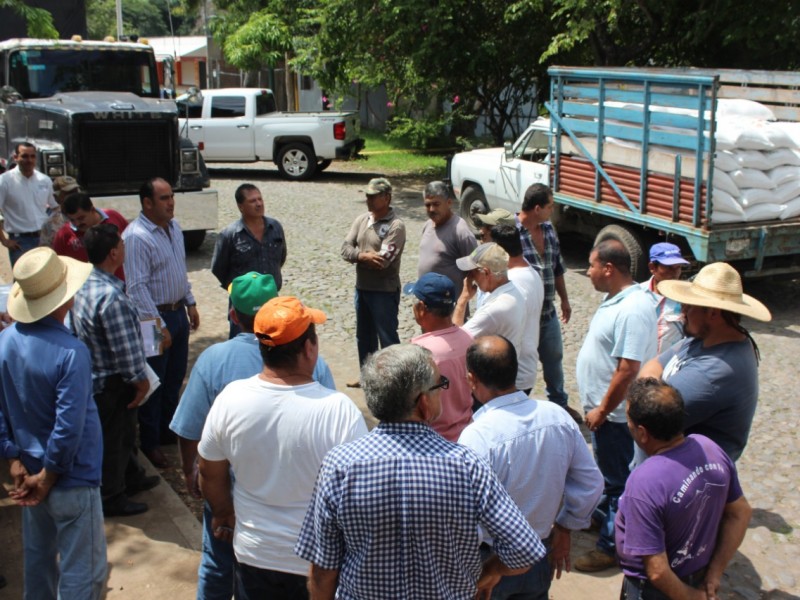 Entregan apoyos a productores bovinos