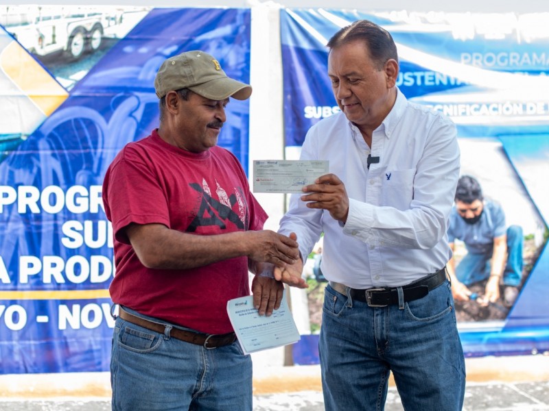 Entregan apoyos a productores de El Marqués