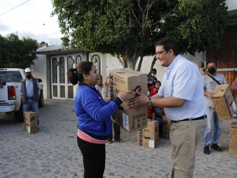 Entregan apoyos a productores del campo