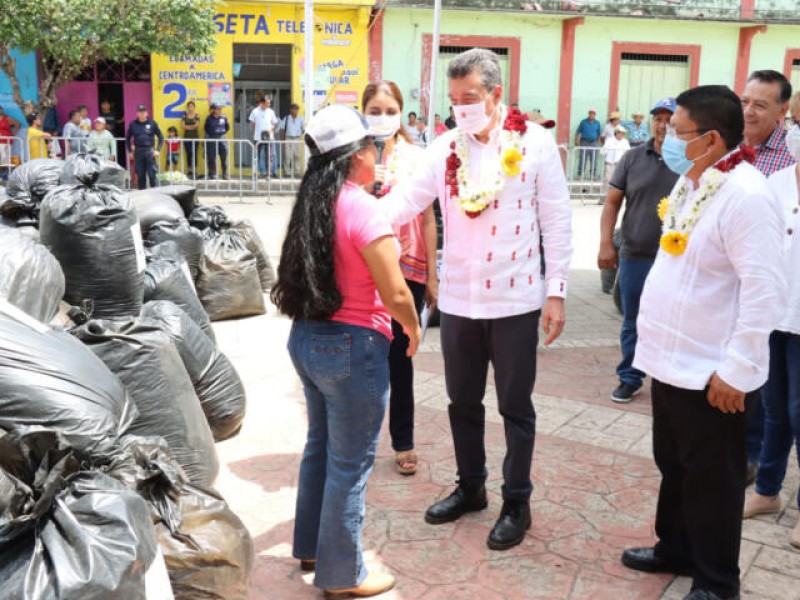 Entregan apoyos a productores pecuarios ante temporada de estiaje