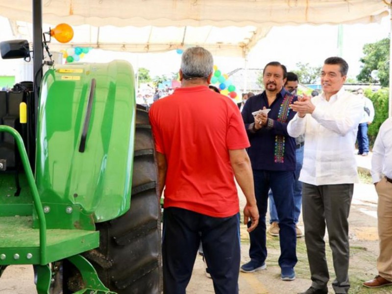 Entregan apoyos a productores y productoras de Las Margaritas