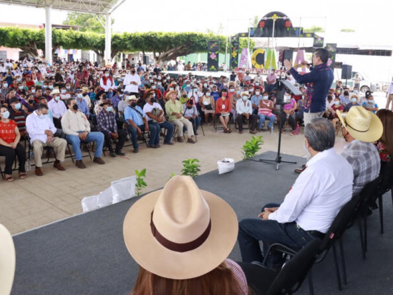 Entregan apoyos agrícolas a productores del campo en Chiapas