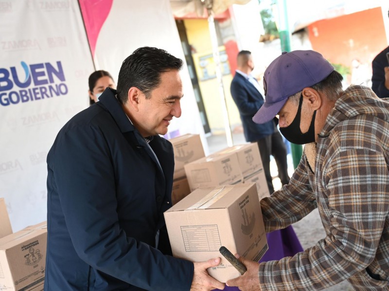 Entregan apoyos alimentarios a familias de comunidad zamorana