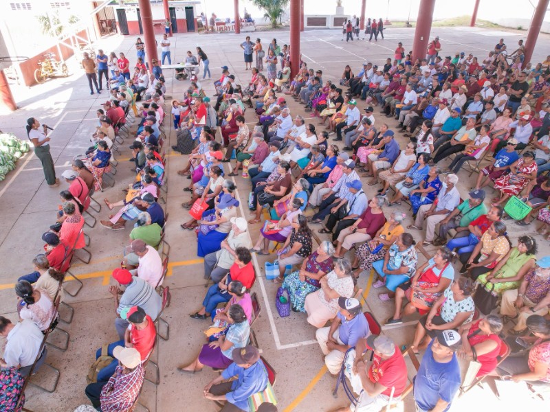 Entregan apoyos alimentaros en Santo Domingo Tehuantepec