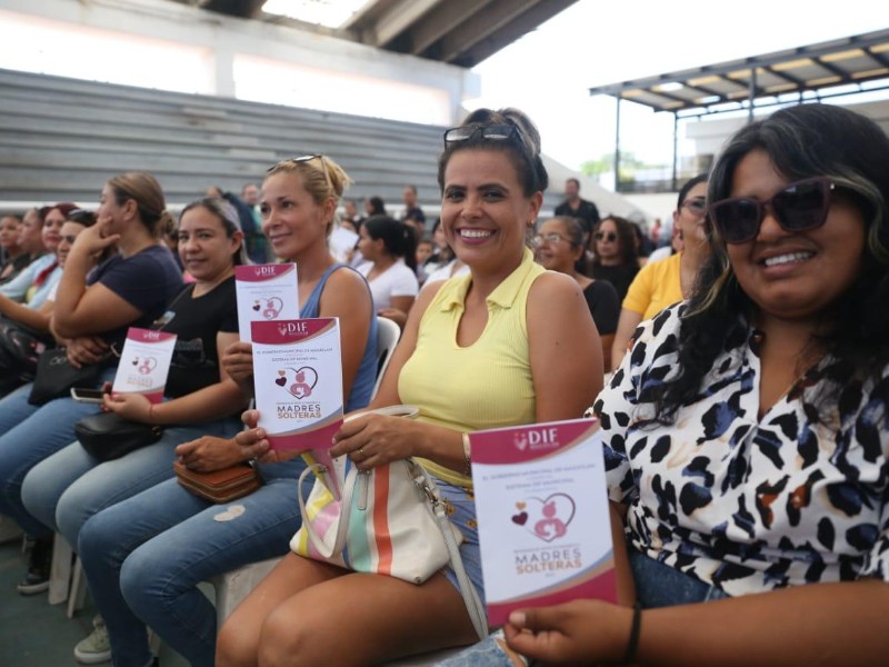 Entregan apoyos económicos a 200 madres solteras de Mazatlán