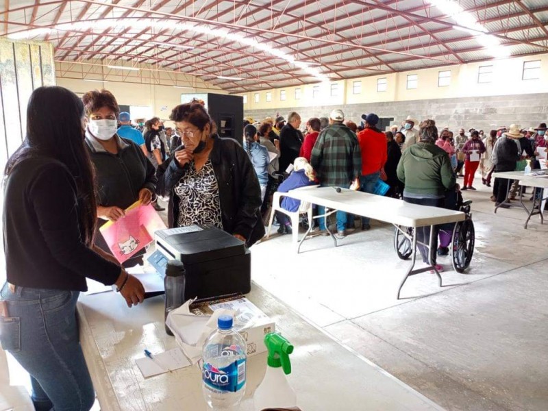 Entregan apoyos económicos a adultos mayores de Tangancícuaro