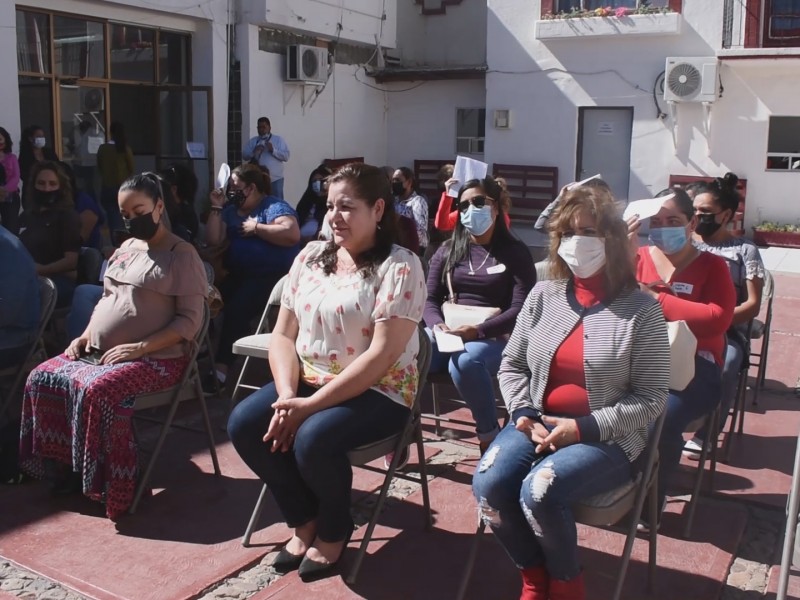 Entregan apoyos económicos a madres solteras por parte del bienestar