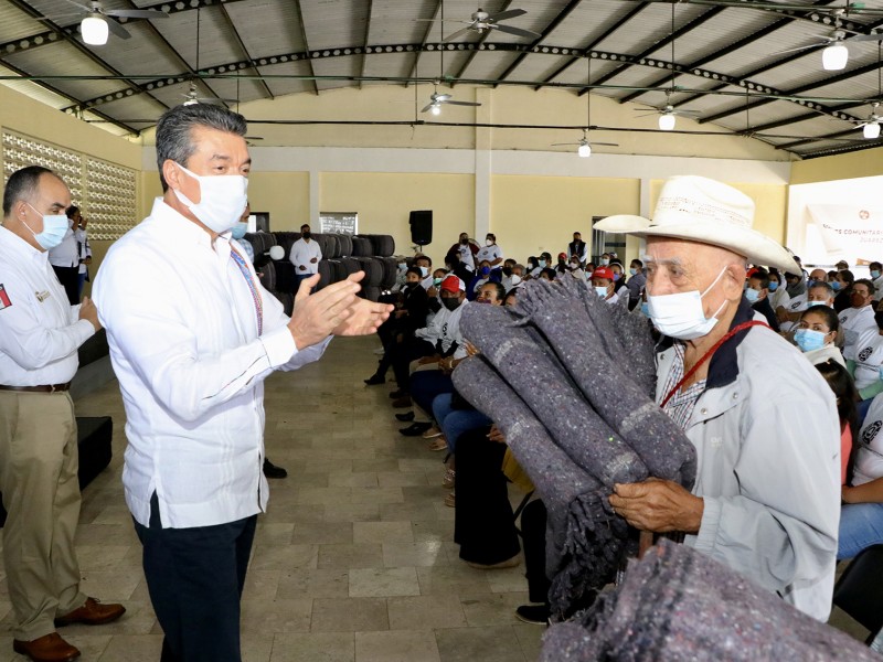 Entregan apoyos en Juárez y Ostuacán