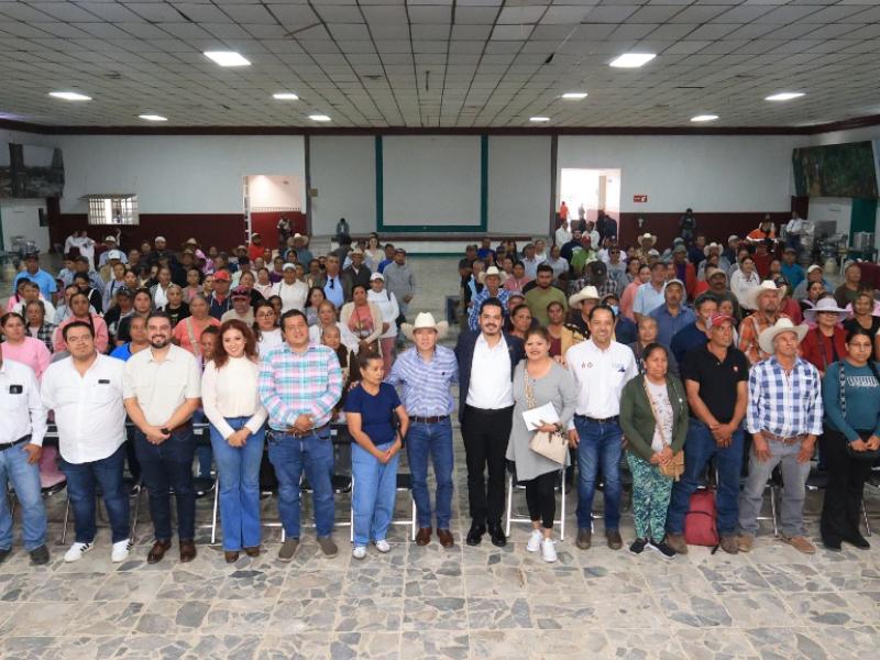 Entregan apoyos para 190 trabajadores del campo