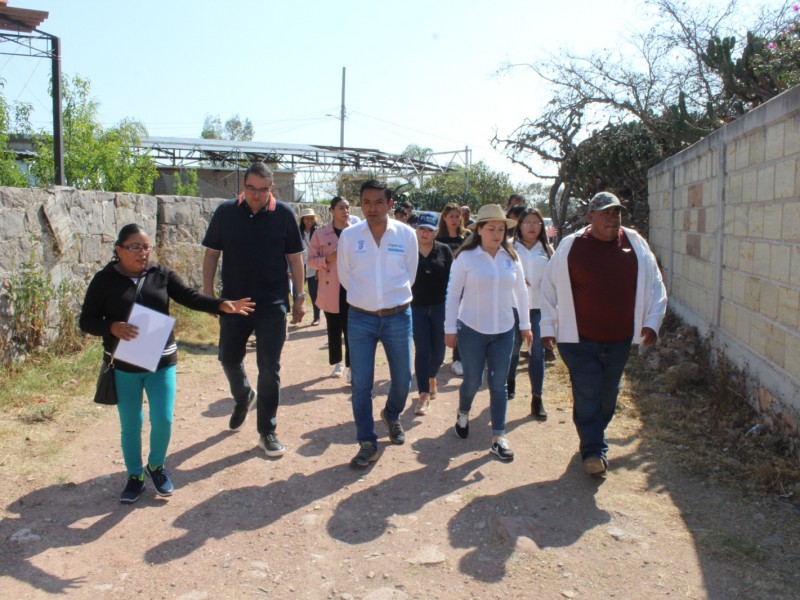 Entregan apoyos por afectaciones de granizo en casas