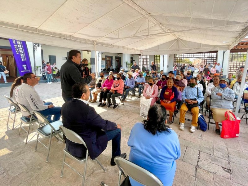 Entregan apoyos sociales en Tquisquiapan