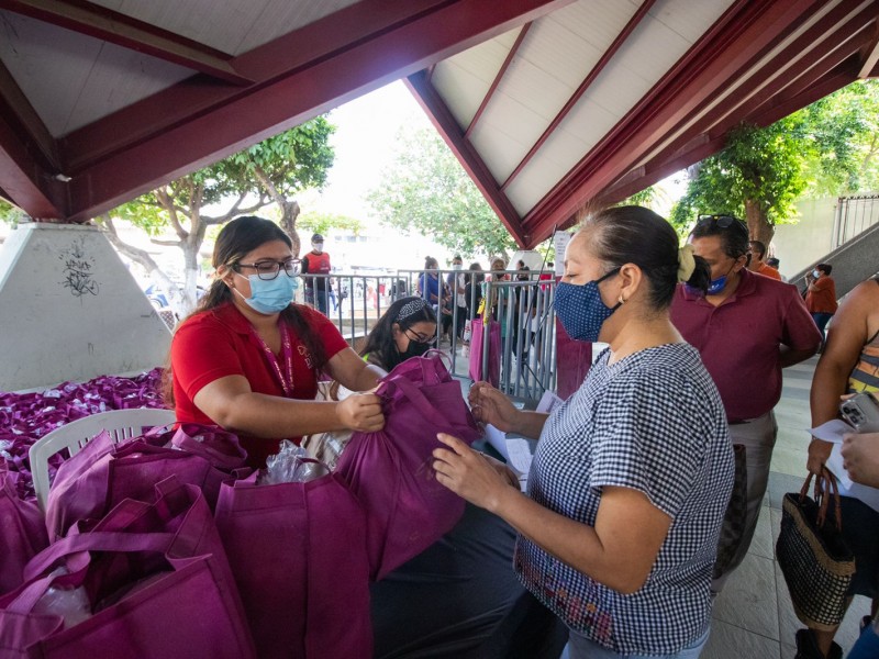 Entregan artículos de canasta básica a familias pozarricenses