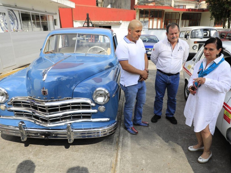 Entregan auto a ganador de rifa de vehículo antiguo