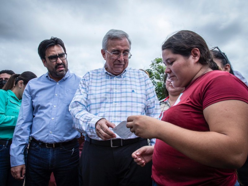 Entregan autoridades apoyos a damnificados de Costa Rica