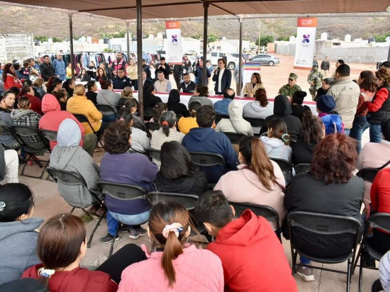 Entregan autoridades estatales apoyos a familias de San Gerónimo