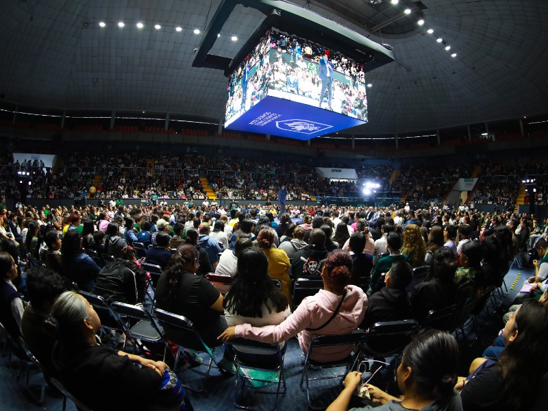 Entregan becas a 2 mil estudiantes leoneses
