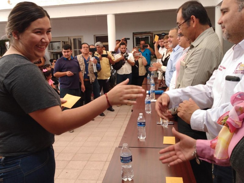 Entregan becas a estudiantes en Empalme