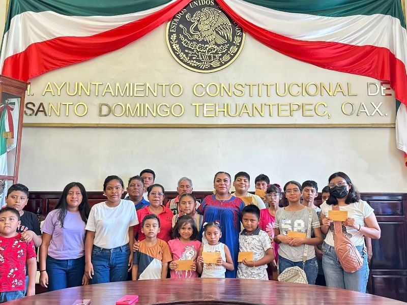Entregan becas a hijas e hijos de trabajadores en Tehuantepec