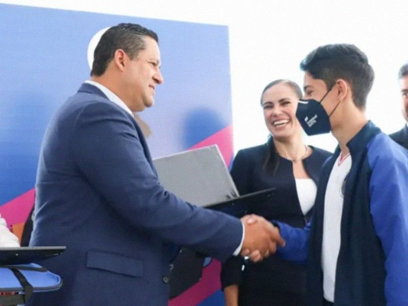 Entregan becas a jóvenes de Guanajuato