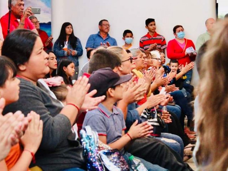 Entregan becas a niños y jóvenes estudiantes