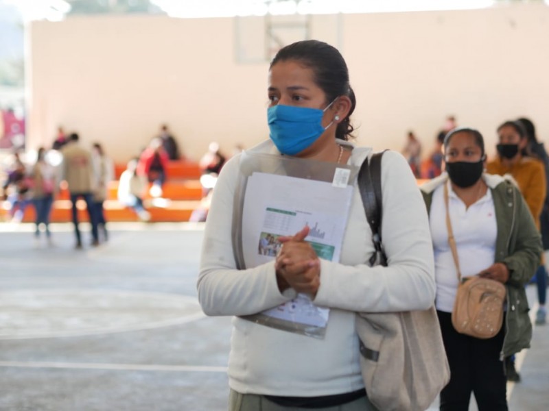 Entregan becas Benito Juárez a estudiantes de Pátzcuaro