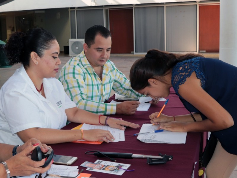 Entregan becas de educación a madres jóvenes