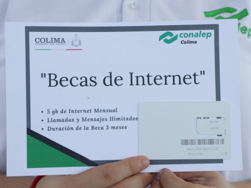 Entregan becas de internet a estudiantes del Conalep