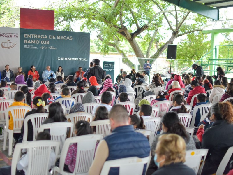 Entregan becas educativas en Poza Rica