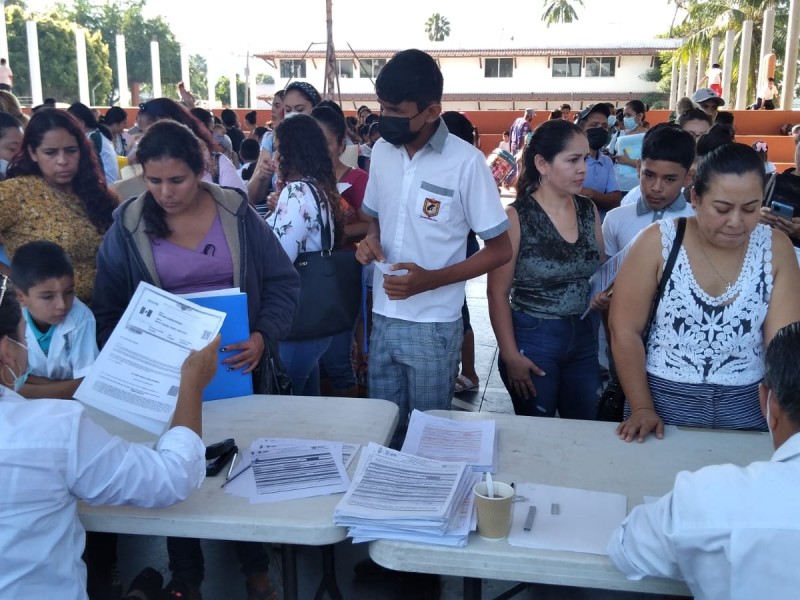 Entregan becas Ignacio Manuel Altamirano en Zihuatanejo