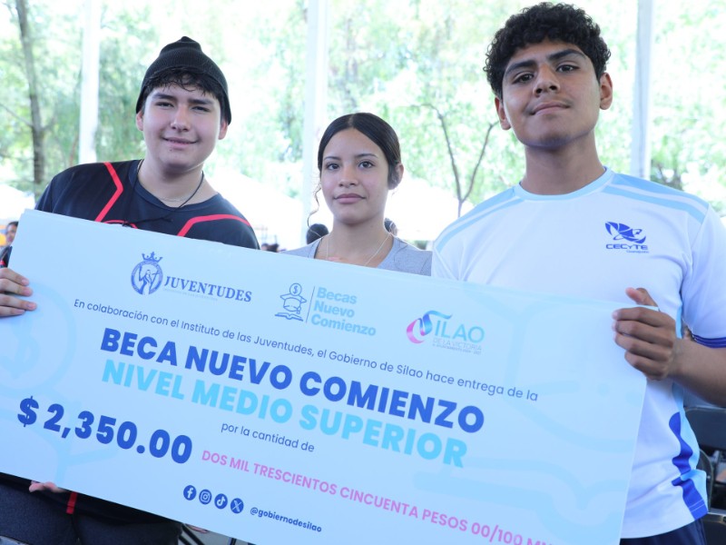 Entregan becas nuevo comienzo para beneficiar a estudiantes silaoenses