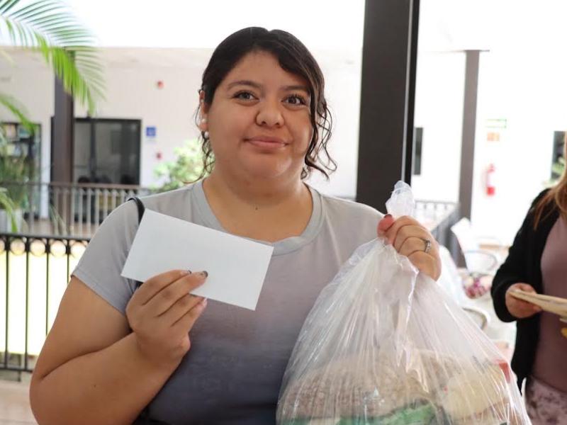 Entregan becas para personas con discapacidad