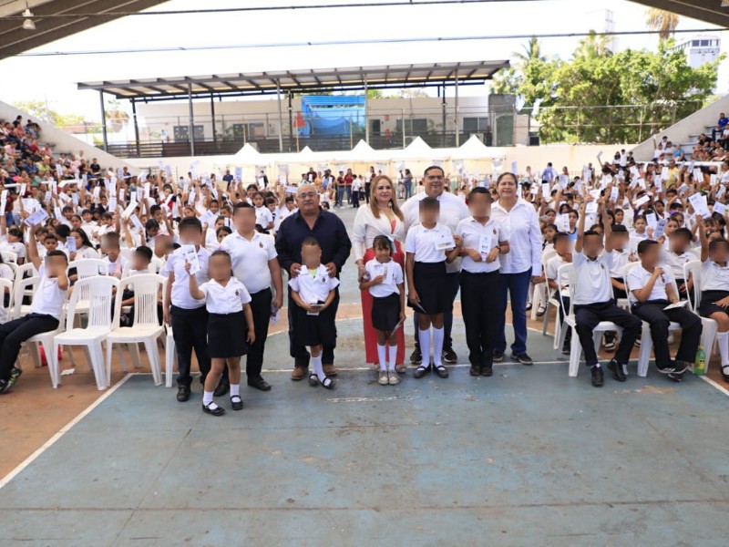 Entregan becas PROBEC a 561 niñas y niños de primarias en Mazatlán