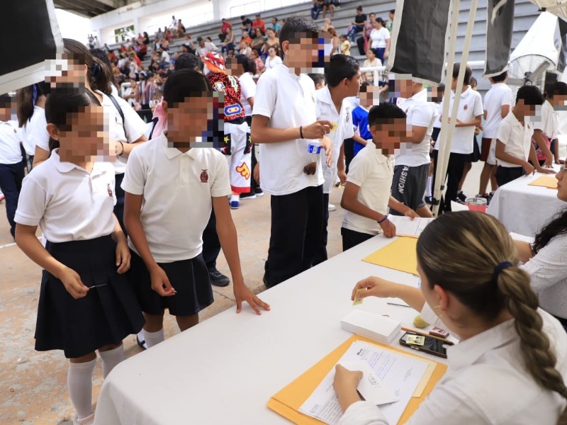 Entregan Becas Probec a menores de la zona Urbana en Mazatlán