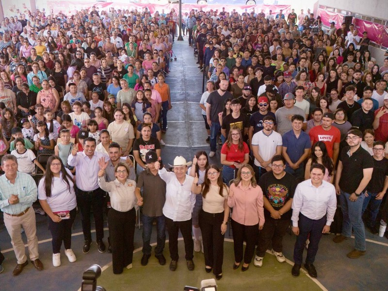 Entregan becas y fortalecen educación técnica