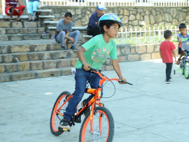 Entregan bicicletas a niños de Tzitzio
