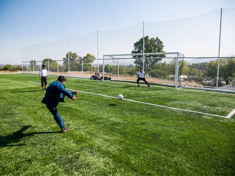 Entregan cancha de futbol en El Marqués