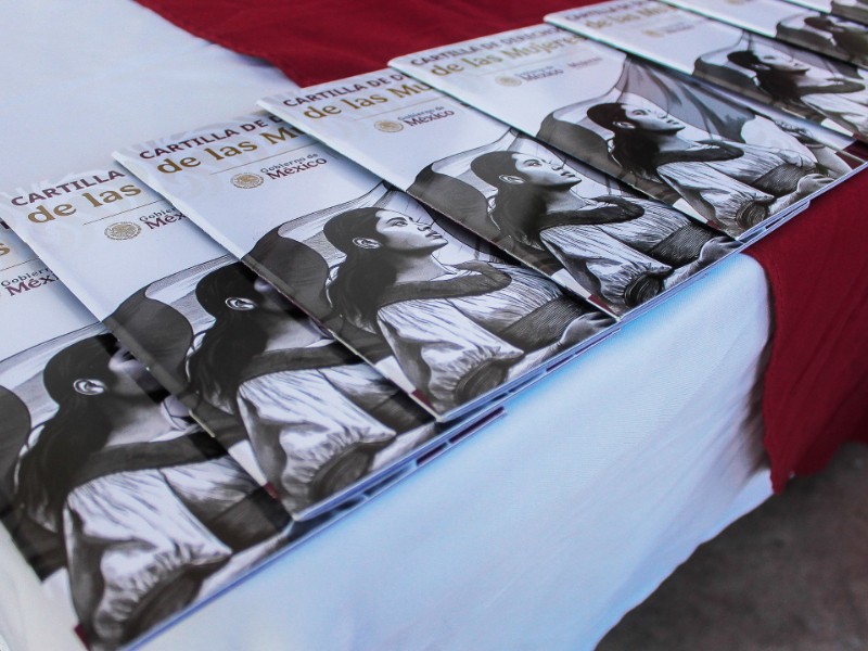 Entregan cartillas de los derechos de las mujeres