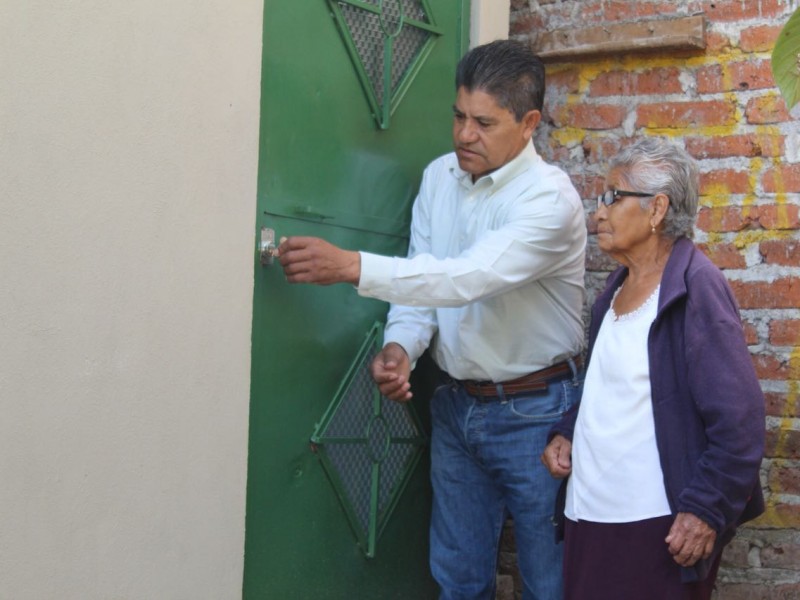 Entregan casa a familia jaconense víctima de inundaciones