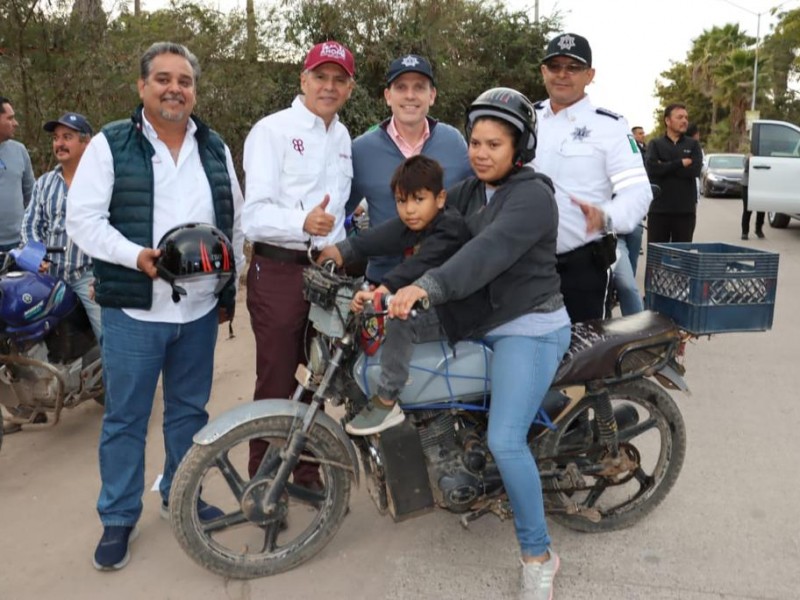 Entregan cascos a motociclistas para salvar vidas