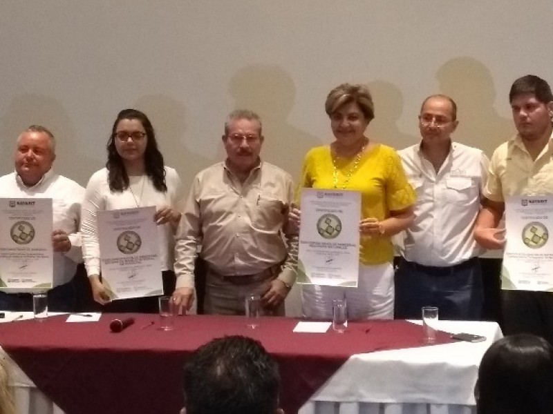 Entregan certificados ambientales a FIBBA y campamento tortuguero