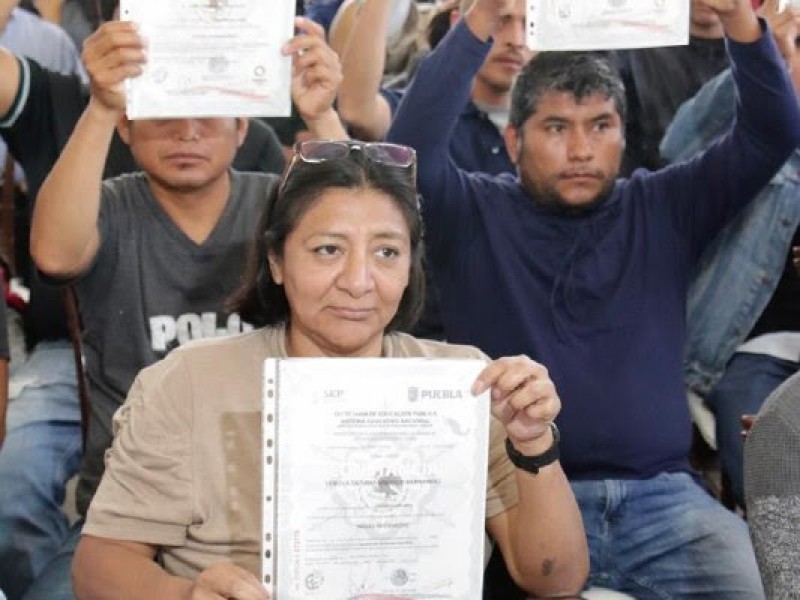 Entregan certificados de competencias laborales a migrantes poblanos