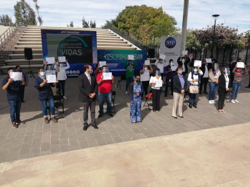 Entregan certificados para jóvenes y adultos estudiantes de Educación Básica