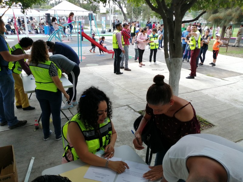 Entregan cheques a damnificados por lluvias en Zapopan