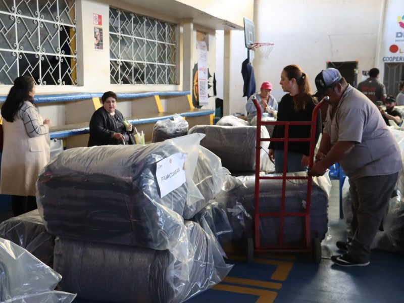 Entregan cobijas a personas en situación vulnerable de Tangancícuaro