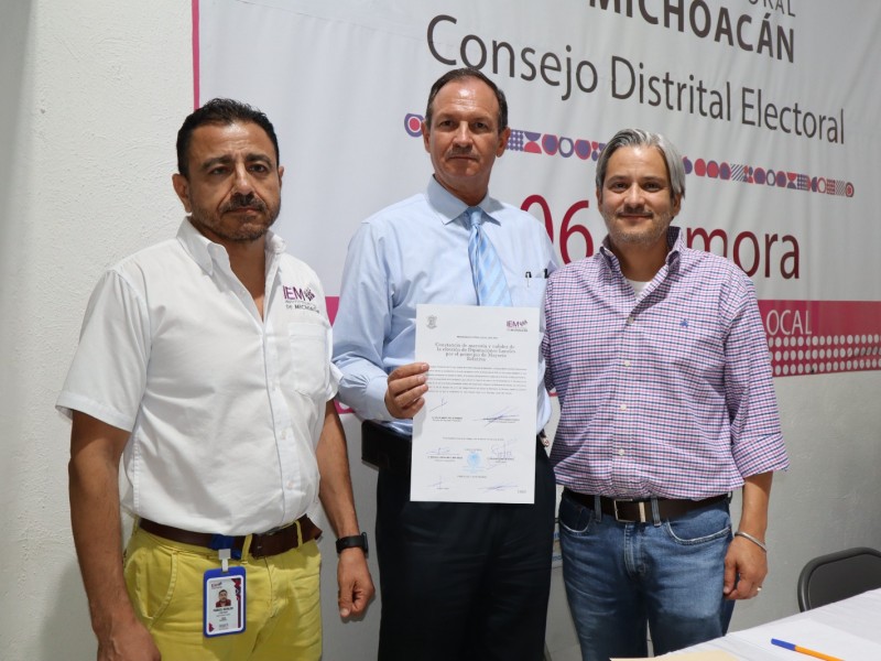 Entregan constancia de mayoría a David Martínez como diputado