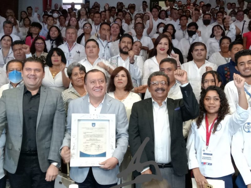 Entregan constancia de mayoría a Saldaña Almazán como rector electo