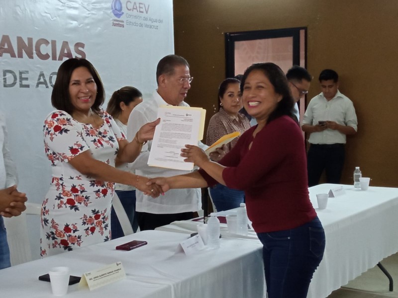 Entregan constancias de contrato de agua potable a Tuxpeños