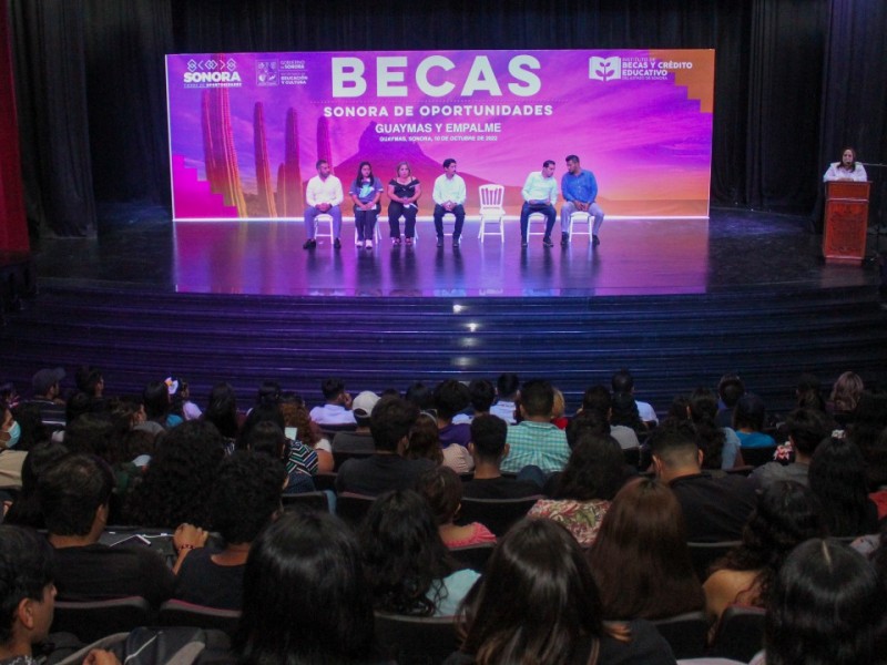 Entregan de becas 